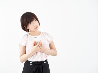 スマホを持って考え込む女性