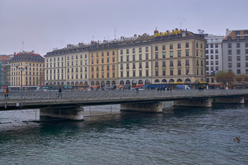 Naklejka premium Pont des Berges sobre el Ródano en Ginebra