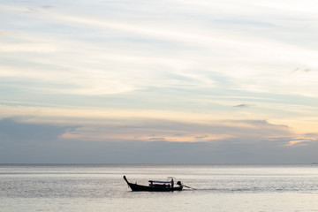 Naklejka premium Boat in front of sunset in Thailand