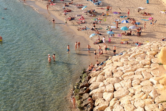 Cala mal pas de Benidorm llena de gente irreconocible ba&ntilde;andose en el agua del mar y tomando el sol en la arena de la playa
