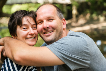Obraz premium Couple in the forest on a summer day