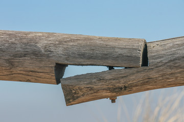 alter Holzzaun in den Dünen am Strand der Nordsee