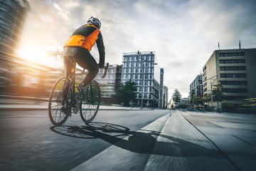 Rennradfahrer in einer Stadt