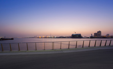 Fototapeta premium zachód słońca w widoku na miasto Dubaj, Zjednoczone Emiraty Arabskie