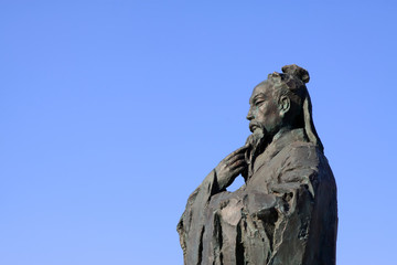 Fototapeta premium Figure sculpture in the blue sky in a park