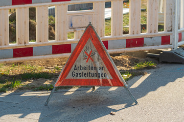 Warndreieck mit der Aufschrift Arbeiten an Gasleitungen