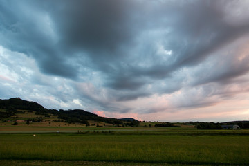 Gewitterwolken im Abendrot - Schwäbische Alb