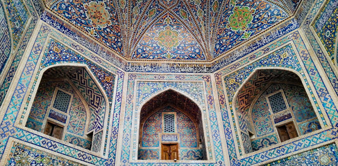 Moschea in Uzbeksitan, interno. Particolare della cupola con decori turchesi e oro.