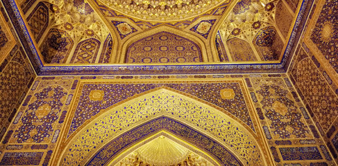 Moschea in Uzbeksitan, interno. Particolare della cupola con decori turchesi e oro.