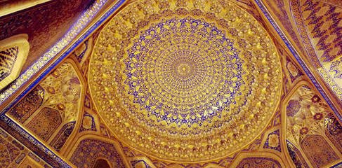 Moschea in Uzbeksitan, interno. Particolare della cupola con decori turchesi e oro.