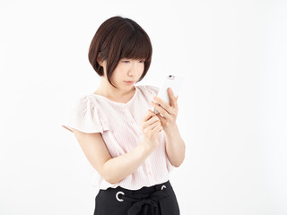 スマホで嫌な情報を見つけた女性