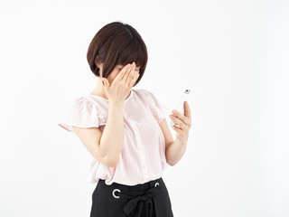 スマホで恥ずかしい思いをする女性