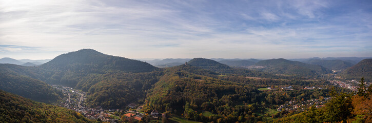 Fototapeta na wymiar Panoramablick über Bindersbach und Annweiler
