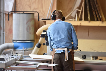  outils outillage travail emploi chomage travail job metier menuisier bois precision casque bruit protection sante oreille
