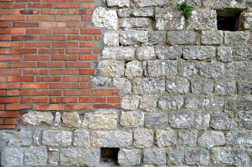 Zweigeteilte Steinmauer