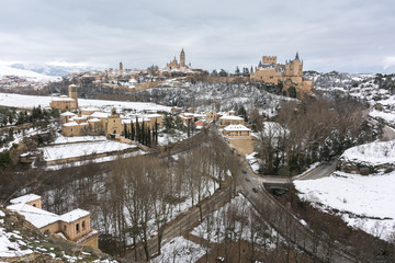Fototapeta na wymiar Panoramic of the city of Segovia in winter a place to spend Christmas and make a break in a weekend (Spain)