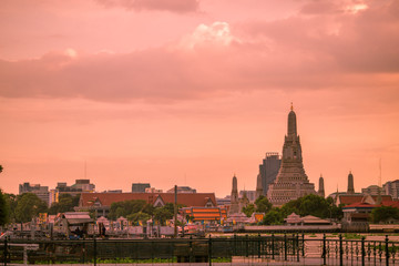 Fototapeta premium Wat Arun Ratchawararam Ratchawaramahawihan The Chao Phraya River, symbolizing the beauty of the world is one of the important landmarks. Beautifully decorated with art and architecture.