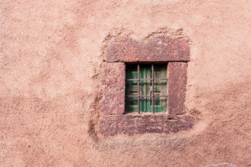 VENTANA DE CASA ANTIGUA EN PUEBLO