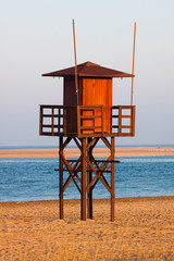 TORRE DE VIGILANCIA EN LA PLAYA