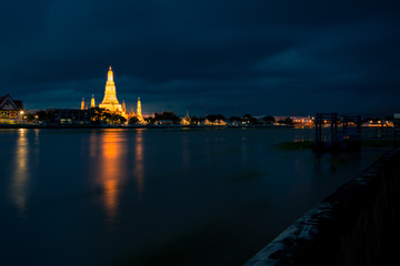 Wat Arun Ratchawararam Ratchawaramahawihan The Chao Phraya River, symbolizing the beauty of the world is one of the important landmarks. Beautifully decorated with art and architecture.