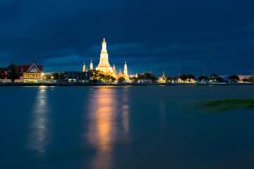 Fototapeta na wymiar Wat Arun Ratchawararam Ratchawaramahawihan The Chao Phraya River, symbolizing the beauty of the world is one of the important landmarks. Beautifully decorated with art and architecture.