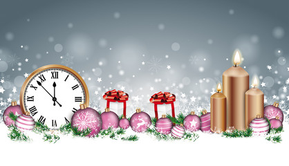 Weihnachten Banner mit Christbaumkugeln, Geschenkkartons und Kerzen im Schnee