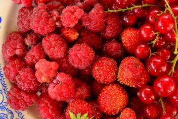 Малина, смородина и клубника на тарелке