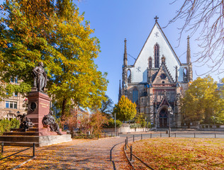 Die Thomaskirche in Leipzig umrandet der Farben des Goldenen Herbstes.