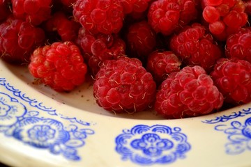 Малина на тарелке свежая