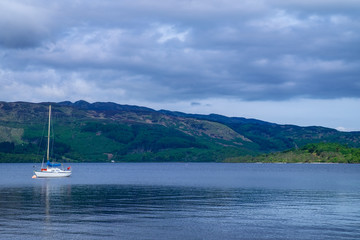 Fototapeta na wymiar Loch Lomond in den schottlischen Highlands