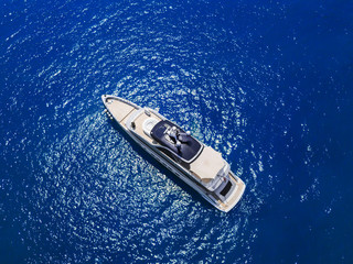  idyllische meer landschaft mit luxus yacht von oben