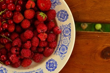 Малина, смородина и клубника на тарелке