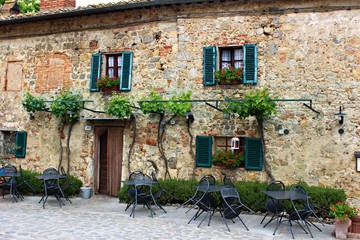 Fototapeta na wymiar Italy, Tuscany: Small restaurant in monteriggioni.