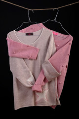 Kleiderbügel rosa Bluse