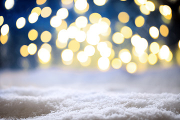 Weihnachtlicher Hintergrund mit Schnee und Bokeh