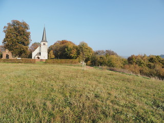 St. Johannes der T&auml;ufer Kirche beim Ehrenfriedhof in Kastel-Staadt, neben der Klause und dem Aussichtspunkt Elisensitz

