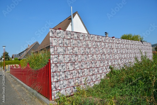 "Verzinkter Stahlgitterzaun mit Kunststoff-Sichtschutzfolie und rot