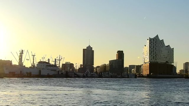 Sonnenaufgang an der Elbe in Hamburg 