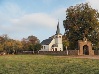 Fototapeta na wymiar St. Johannes der Täufer Kirche beim Ehrenfriedhof in Kastel-Staadt, neben der Klause und dem Aussichtspunkt Elisensitz 