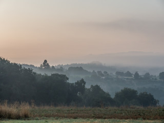 Fototapeta premium Landschaft im Nebel auf dem Jakobsweg