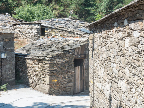 alte Natursteinh&auml;user auf dem Jakobsweg in Spanien mit Richtungspfeil