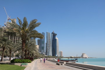 Fototapeta premium The Doha Corniche, Katar am Arabischen Golf 