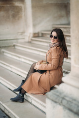 Obraz premium Attractive lady in autumn coat and sunglasses smile to camera