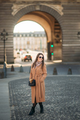 Fototapeta premium Piękna Pani zostaje w centrum miasta. Słoneczny jesienny dzień