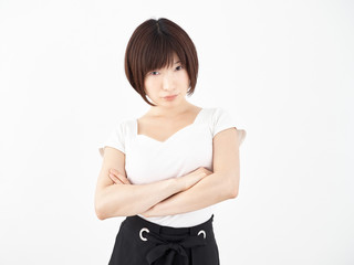 白い背景で腕組みをし怒る女性