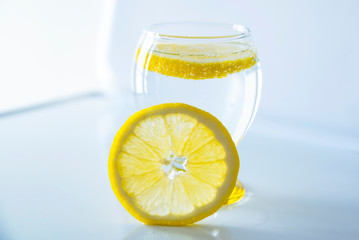 A slice of lemon in the sparkling soda, close up