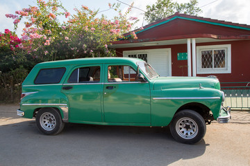 Wunderschöner grüner Oldtimer auf Kuba (Karibik)