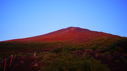 赤く燃える富士山