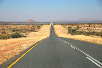 Fototapeta na wymiar Strada nel deserto del Kalahari in Namibia