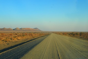 Strada nel deserto del Kalahari in Namibia